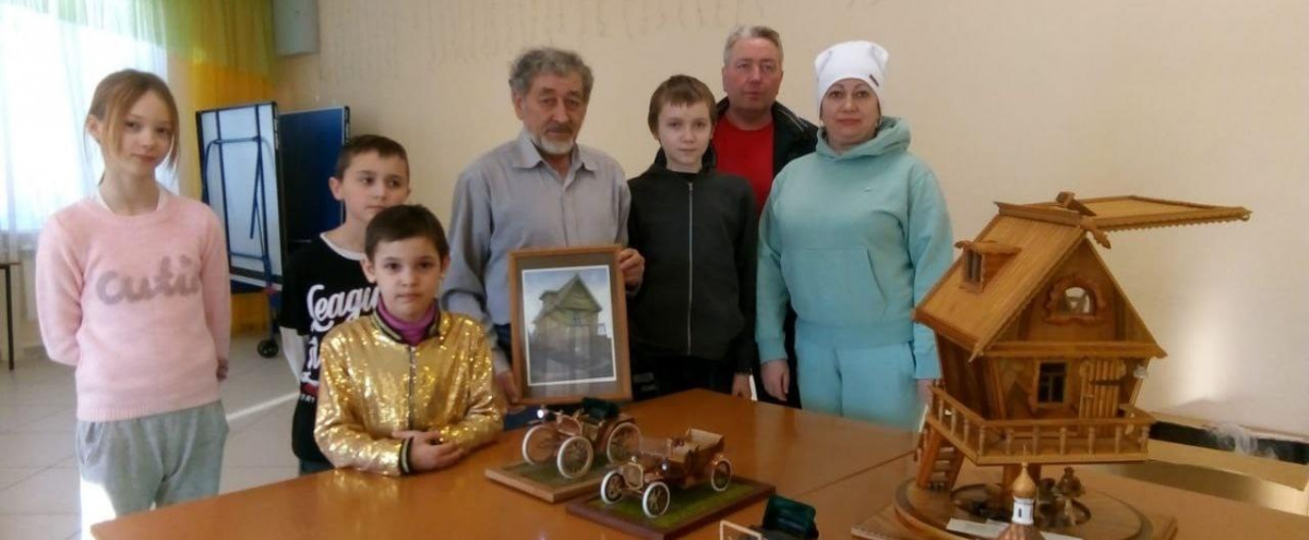 Ветераны восточного филиала «Россети Московский регион» организовали выставку для украинских беженцев 