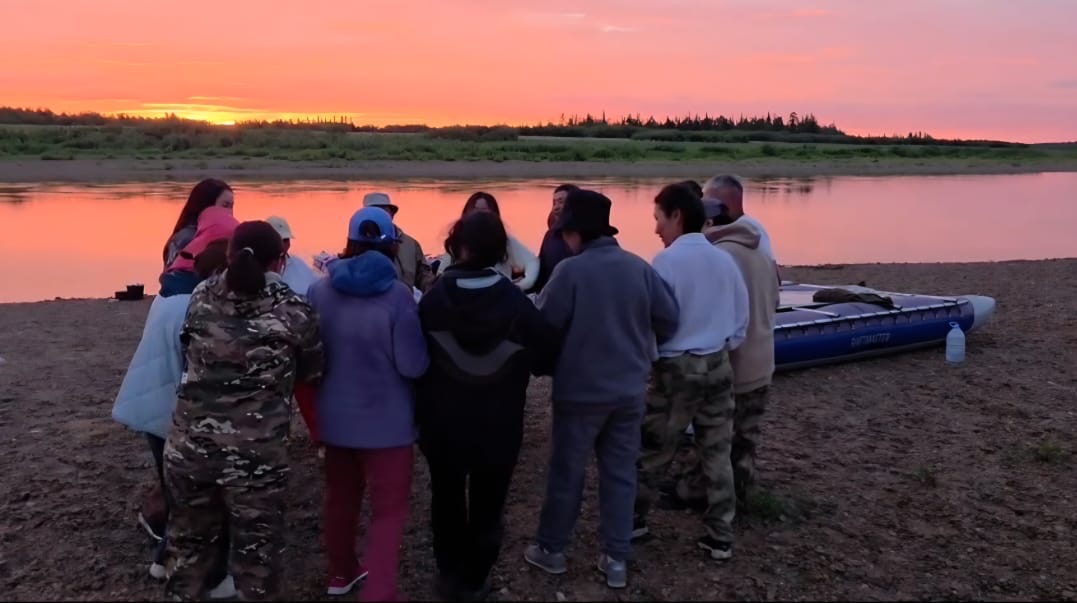 «Магия воды и северного солнца»: энергетики Якутии прошли на байдарках таёжные реки, сделав традиционный летний отдых незабываемым