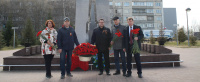 В знак памяти и благодарности. 8 мая 2021 года представители Электропрофсоюза возложили цветы к Мемориалу Славы в Сургуте