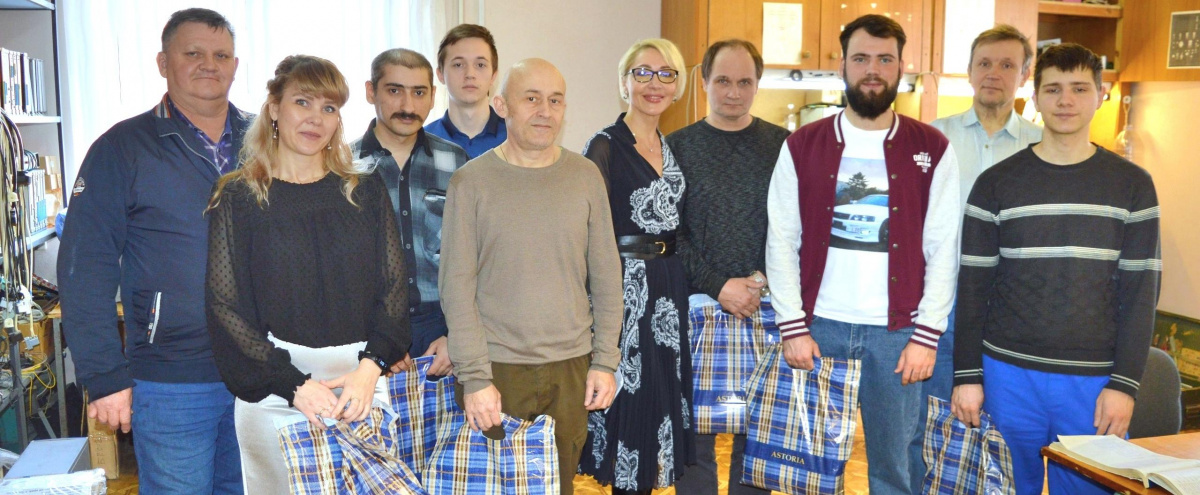 В преддверии Дня защитника Отечества сотрудницы Армавирских электрических сетей «Россети Кубань» и представители первичной профсоюзной организации поздравили мужскую часть коллектива с наступающим праздником