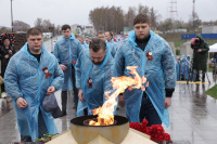 Участники VIII турнира по хоккею «Россети Центр» и «Россети Центр и Приволжье» возложили цветы к Мемориалу энергетикам — героям Великой Отечественной войны в городе Туле