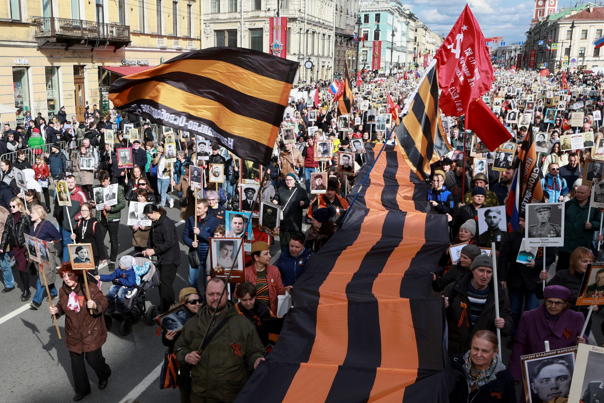 9 май много. Бессмертный полк Санкт-Петербург 2022. Шествие Бессмертного полка Санкт-Петербург. Шествие Бессмертного полка в Москве. Бессмертный полк СПБ 2022.